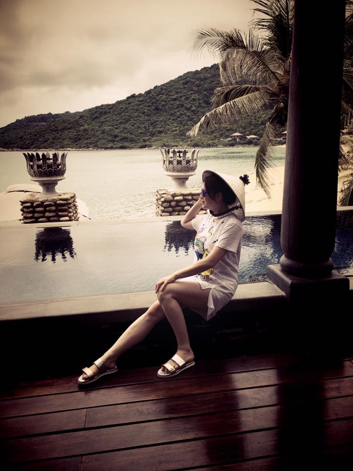 Lý Nhã Kỳ khéo chọn áo phông quot;đặc trịquot; ngực quá khổ - 4