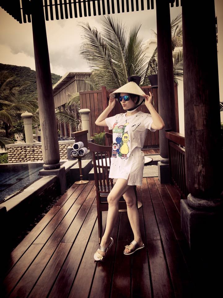 Lý Nhã Kỳ khéo chọn áo phông quot;đặc trịquot; ngực quá khổ - 5