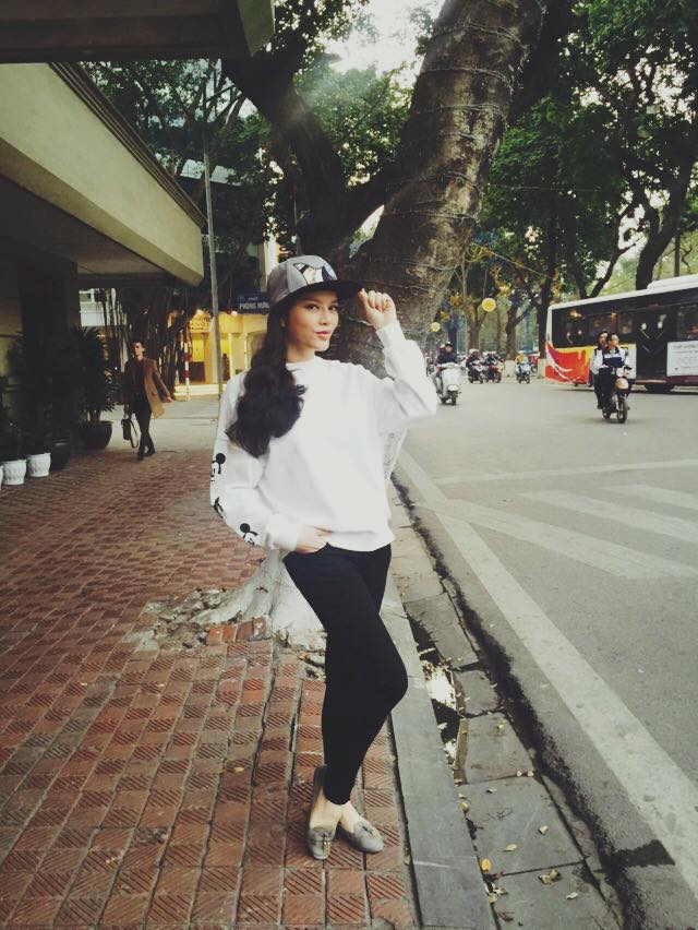 Lý Nhã Kỳ khéo chọn áo phông quot;đặc trịquot; ngực quá khổ - 7