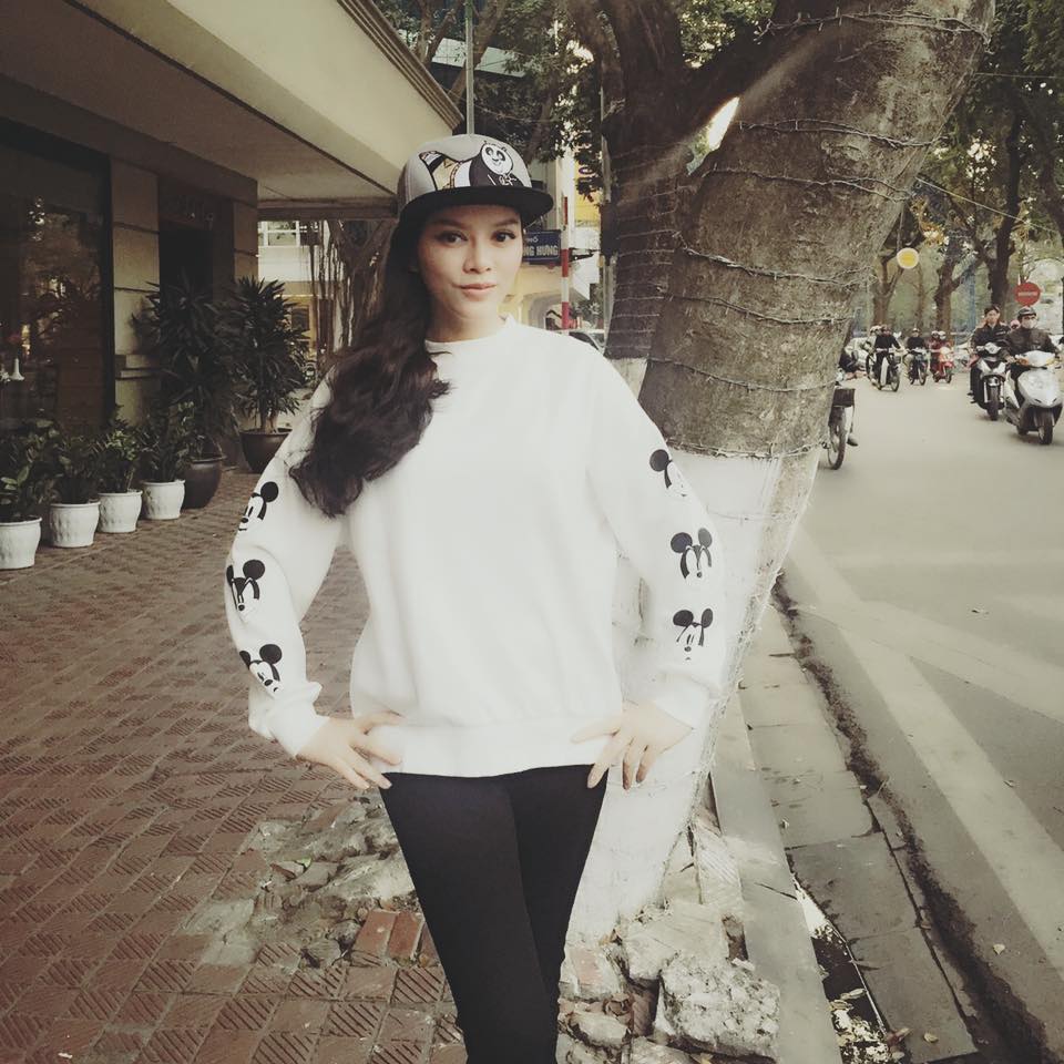 Lý Nhã Kỳ khéo chọn áo phông quot;đặc trịquot; ngực quá khổ - 8