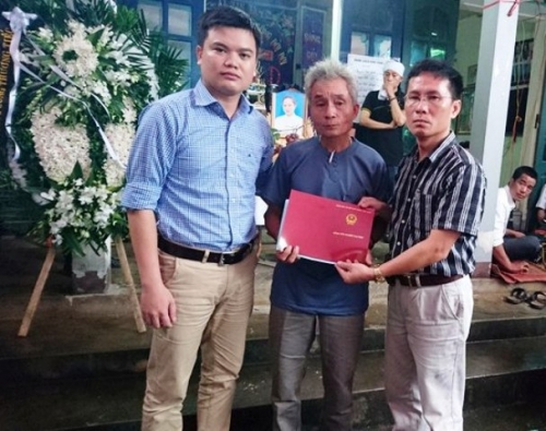 Nữ giám thị 9X bị sát hại: Nghẹn ngào lễ trao bằng trước di ảnh - 1