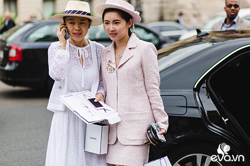 quot;Run rẩyquot; ngắm tín đồ thời trang đi xem show Chanel - 1