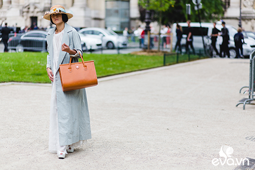 quot;Run rẩyquot; ngắm tín đồ thời trang đi xem show Chanel - 17