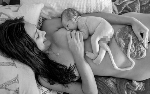 Ảnh mẹ cho con còn nguyên nhau thai bú gây kinh ngạc - 1