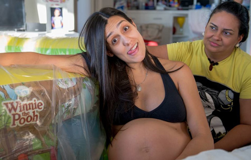 Ảnh mẹ cho con còn nguyên nhau thai bú gây kinh ngạc - 4