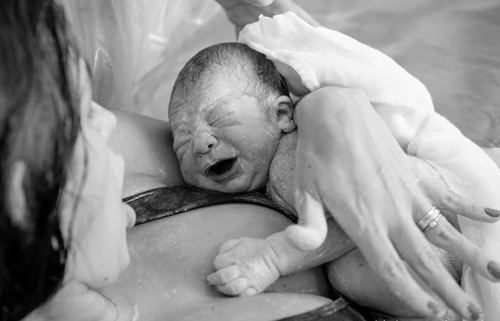 Ảnh mẹ cho con còn nguyên nhau thai bú gây kinh ngạc - 10