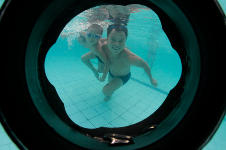 Bố 4 con bày mẹo dạy trẻ bơi nhoay nhoáy khi đi còn chưa vững - 4