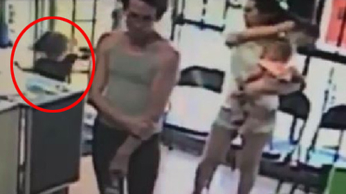 Con gái 4 tuổi bị bắt cóc ngay trước mặt người mẹ - 1