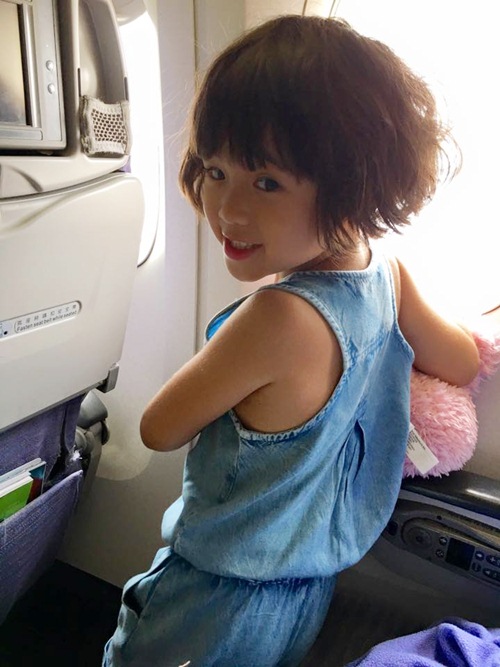 Con gái Thúy Nga nghịch ngợm khi cùng mẹ trở về Việt Nam - 1