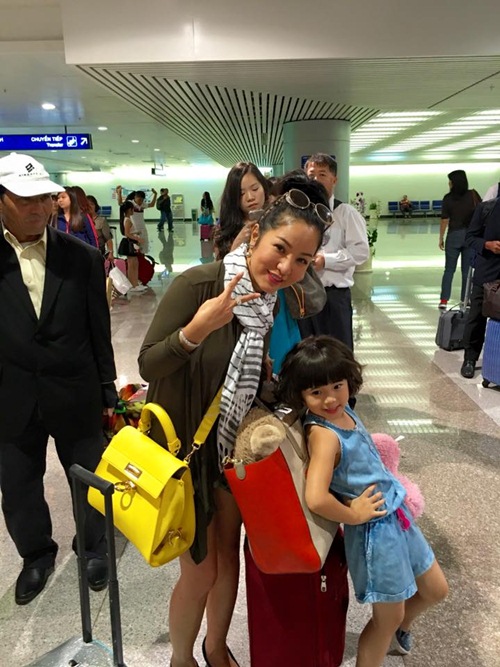 Con gái Thúy Nga nghịch ngợm khi cùng mẹ trở về Việt Nam - 9