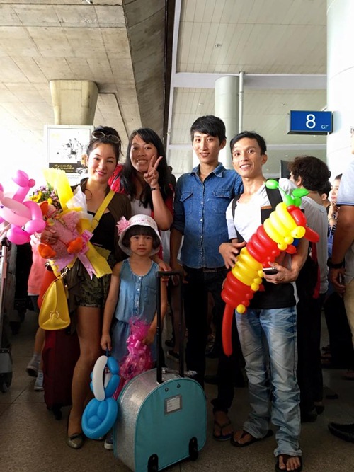 Con gái Thúy Nga nghịch ngợm khi cùng mẹ trở về Việt Nam - 10