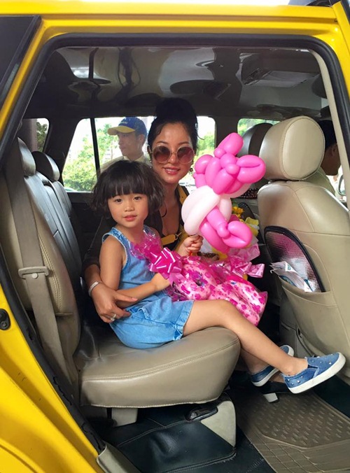 Con gái Thúy Nga nghịch ngợm khi cùng mẹ trở về Việt Nam - 11