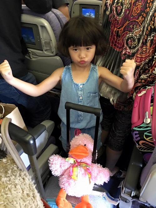 Con gái Thúy Nga nghịch ngợm khi cùng mẹ trở về Việt Nam - 2