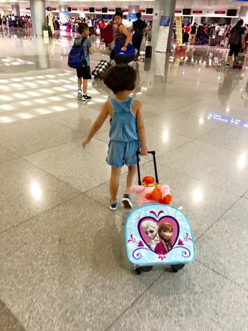 Con gái Thúy Nga nghịch ngợm khi cùng mẹ trở về Việt Nam - 4