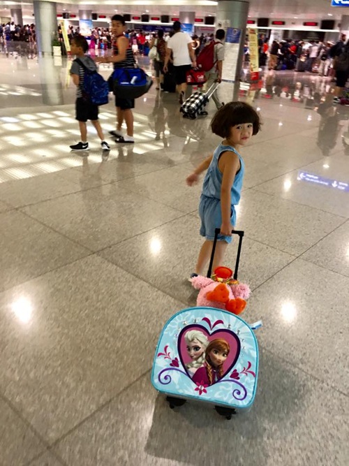 Con gái Thúy Nga nghịch ngợm khi cùng mẹ trở về Việt Nam - 5