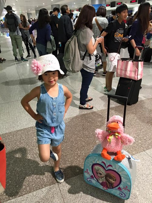 Con gái Thúy Nga nghịch ngợm khi cùng mẹ trở về Việt Nam - 6