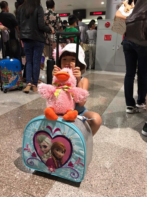 Con gái Thúy Nga nghịch ngợm khi cùng mẹ trở về Việt Nam - 7