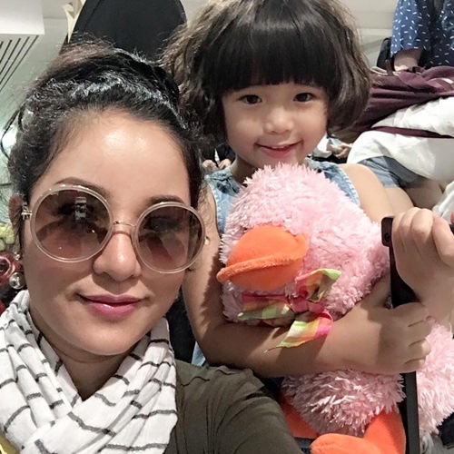 Con gái Thúy Nga nghịch ngợm khi cùng mẹ trở về Việt Nam - 8