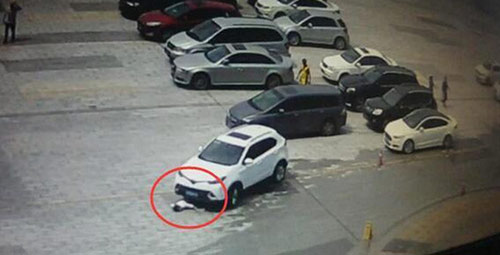 Hai mẹ con suýt chết chỉ vì thói quen ngồi thắt dây giày cho con - 1