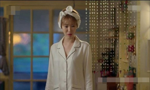 Hoảng hốt nhìn thứ trên tay chồng công tử khi bước ra từ nhà vệ sinh - 1