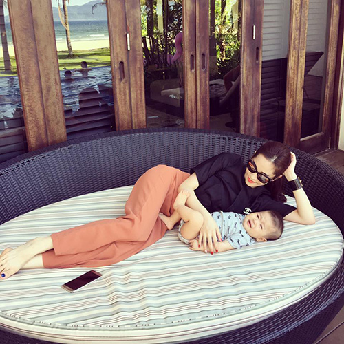 Bí quyết lấy lại vóc dáng đẹp như hoa như ngọc của bà mẹ 9X - 11