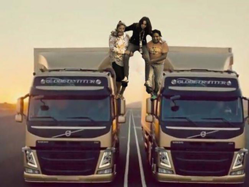 Phóng viên bị sa thải vì bắt người dân bế qua chỗ nước ngập - 6