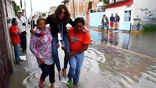 Phóng viên bị sa thải vì bắt người dân bế qua chỗ nước ngập - 1