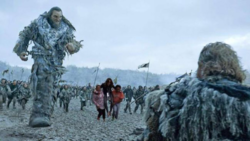 Phóng viên bị sa thải vì bắt người dân bế qua chỗ nước ngập - 2