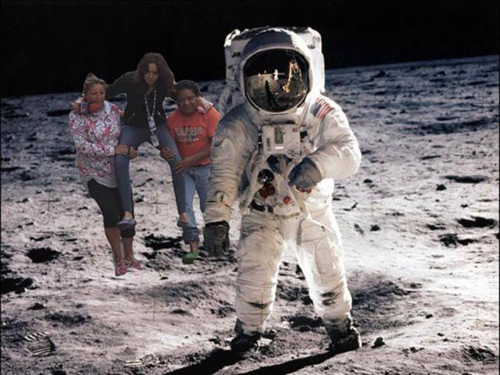 Phóng viên bị sa thải vì bắt người dân bế qua chỗ nước ngập - 4