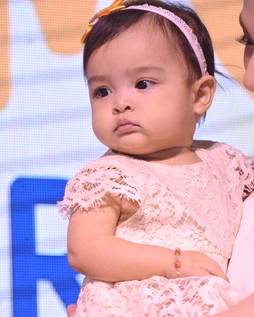 Con gái mỹ nhân đẹp nhất Philippines quot;mặt lạnhquot; khi lần đầu ra mắt công chúng - 1