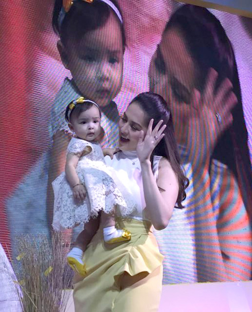 Con gái mỹ nhân đẹp nhất Philippines quot;mặt lạnhquot; khi lần đầu ra mắt công chúng - 3