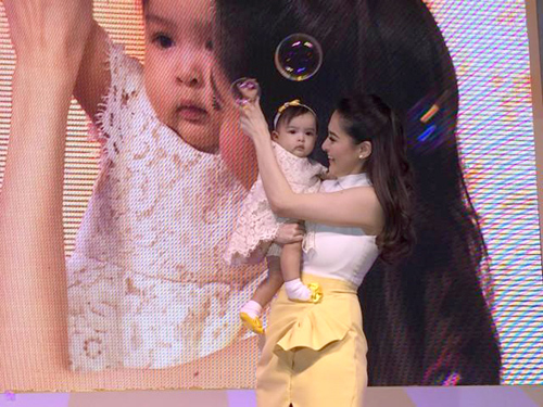 Con gái mỹ nhân đẹp nhất Philippines quot;mặt lạnhquot; khi lần đầu ra mắt công chúng - 4