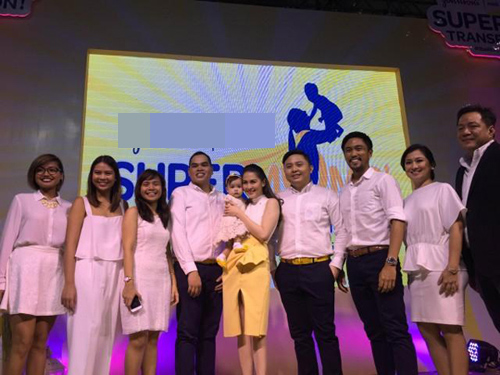 Con gái mỹ nhân đẹp nhất Philippines quot;mặt lạnhquot; khi lần đầu ra mắt công chúng - 6