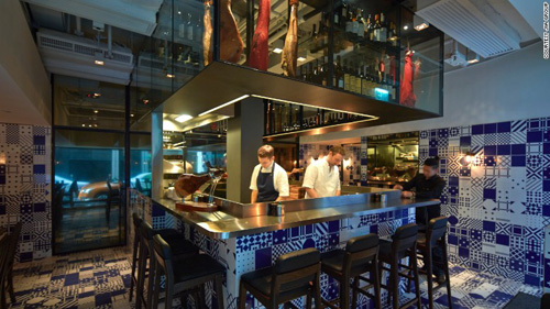 Mới 38 tuổi, cô ấy đã điều hành thành công 9 nhà hàng ở Hong Kong - 2