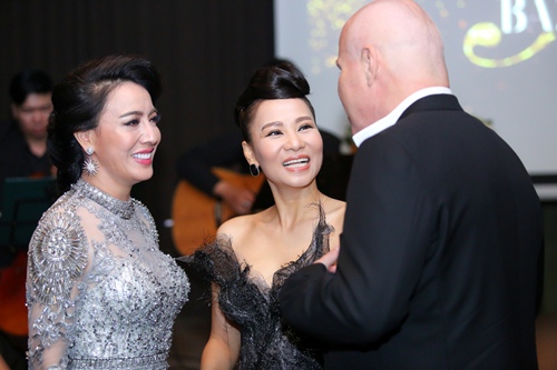 Thu Minh đầy nóng bỏng khi dự sự kiện cùng chồng Tây - 3