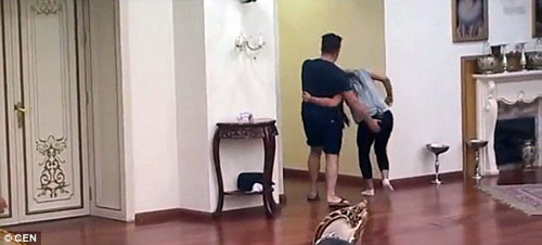Video chồng đánh vợ ngay trên sóng truyền hình trực tiếp gây sốc - 2