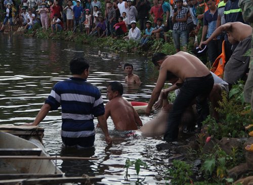 Đưa con đi tập bơi, 2 bố con chết đuối - 1