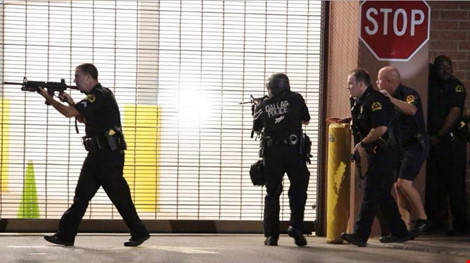 Kẻ bắn tỉa cảnh sát Mỹ thản nhiên hát hò khi đấu súng - 2