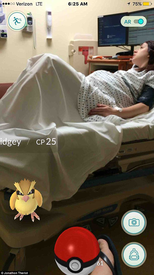 Mặc kệ vợ đau đẻ, chồng vẫn mải mê bắt... Pokémon - 1