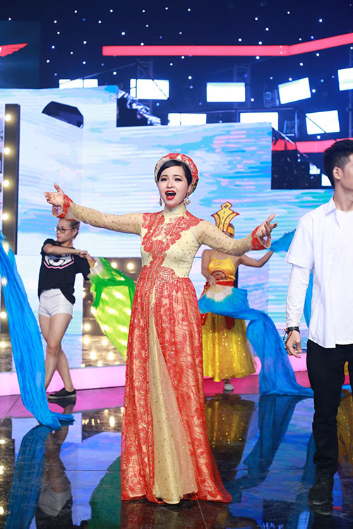 Trang Nhung quot;nhà trăm tỷquot; đẹp mặn mà bên Phương Thanh - 4