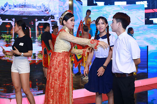 Trang Nhung quot;nhà trăm tỷquot; đẹp mặn mà bên Phương Thanh - 3