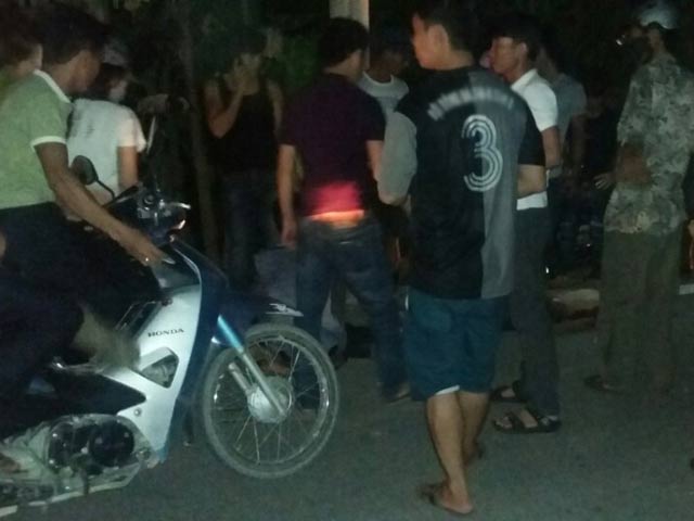 Xe máy đâm cột điện, 2 người tử vong tại chỗ - 1