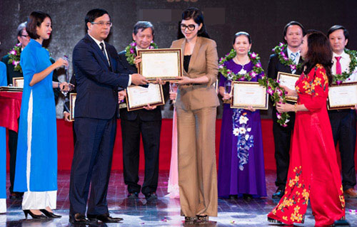 Diễn viên Thủy Tiên sang trọng, thanh lịch trong lễ vinh danh - 7