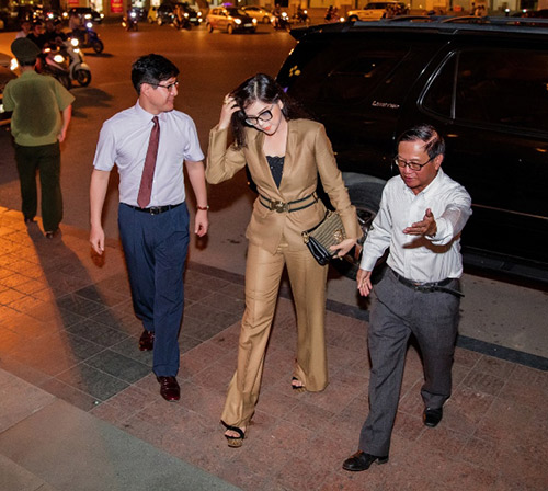 Diễn viên Thủy Tiên sang trọng, thanh lịch trong lễ vinh danh - 1