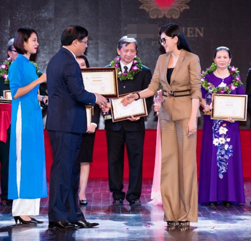 Diễn viên Thủy Tiên sang trọng, thanh lịch trong lễ vinh danh - 5