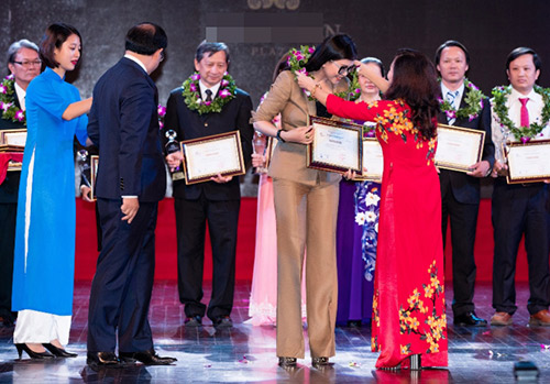 Diễn viên Thủy Tiên sang trọng, thanh lịch trong lễ vinh danh - 6