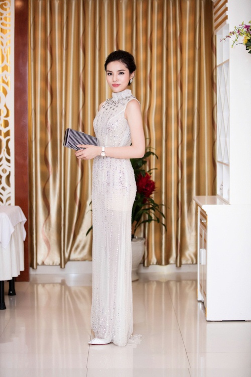 HH Kỳ Duyên lấy lại phong độ sau scandal đi trễ, mặc xấu - 6