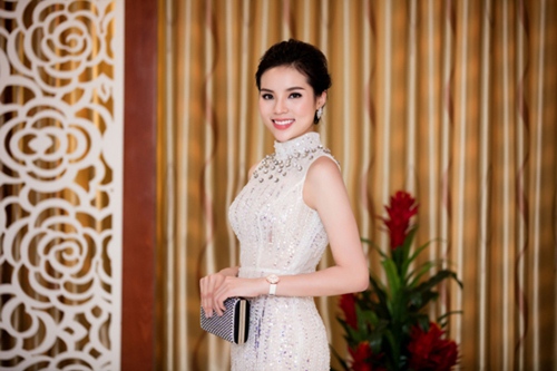 HH Kỳ Duyên lấy lại phong độ sau scandal đi trễ, mặc xấu - 7
