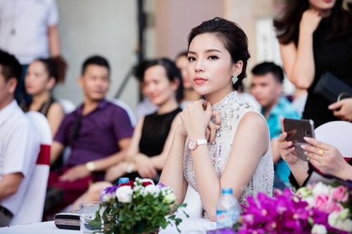 HH Kỳ Duyên lấy lại phong độ sau scandal đi trễ, mặc xấu - 8