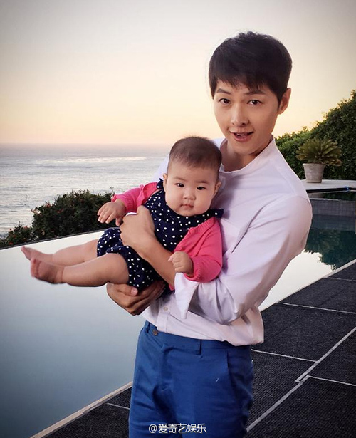 Song Joong Ki lộ ảnh bế con gái phúng phính của Chương Tử Di - 1